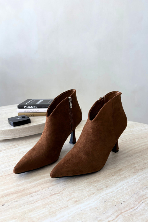 Botines para mujer con tacón delgado y punta afilada en color marrón Bessia