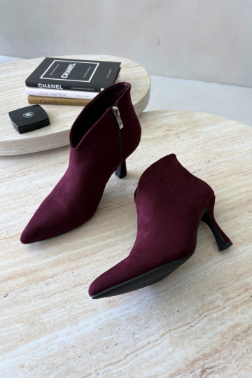 Botines para mujer con tacón delgado y punta afilada en color burdeos Bessia