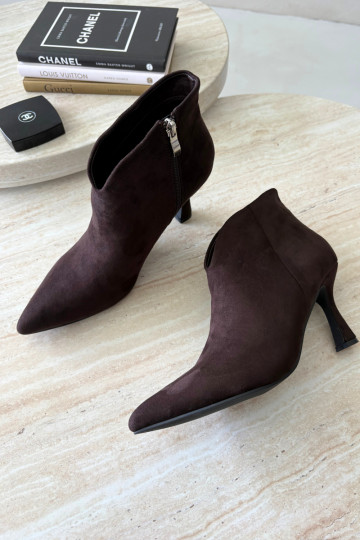 Botines para mujer con tacón delgado y punta afilada en color chocolate Bessia