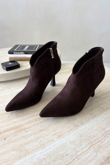 Botines para mujer con tacón delgado y punta afilada en color chocolate Bessia 2