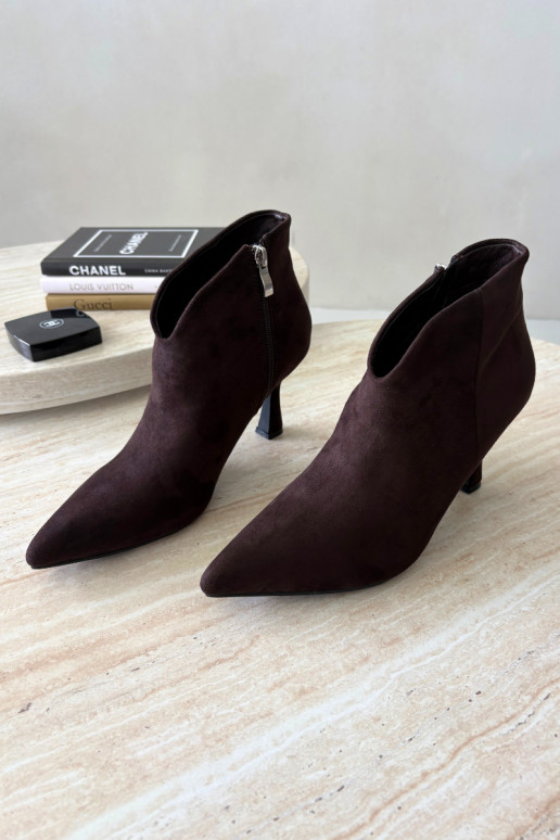 Botines para mujer con tacón delgado y punta afilada en color chocolate Bessia