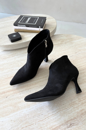 Botines para mujer con tacón delgado y punta afilada en color negro Bessia