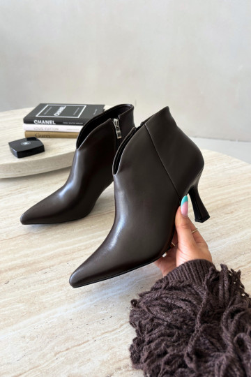 Botines para mujer con tacón delgado y punta afilada en color marrón oscuro Bessia