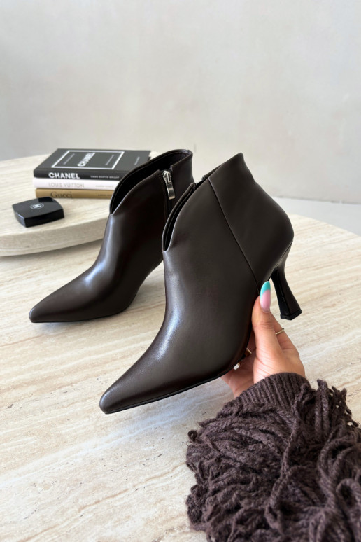 Botines para mujer con tacón delgado y punta afilada en color marrón oscuro Bessia