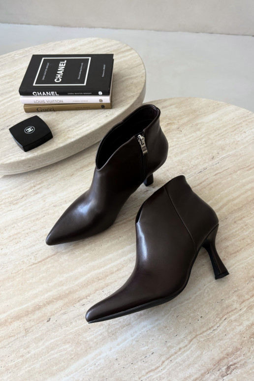 Botines para mujer con tacón delgado y punta afilada en color marrón oscuro Bessia