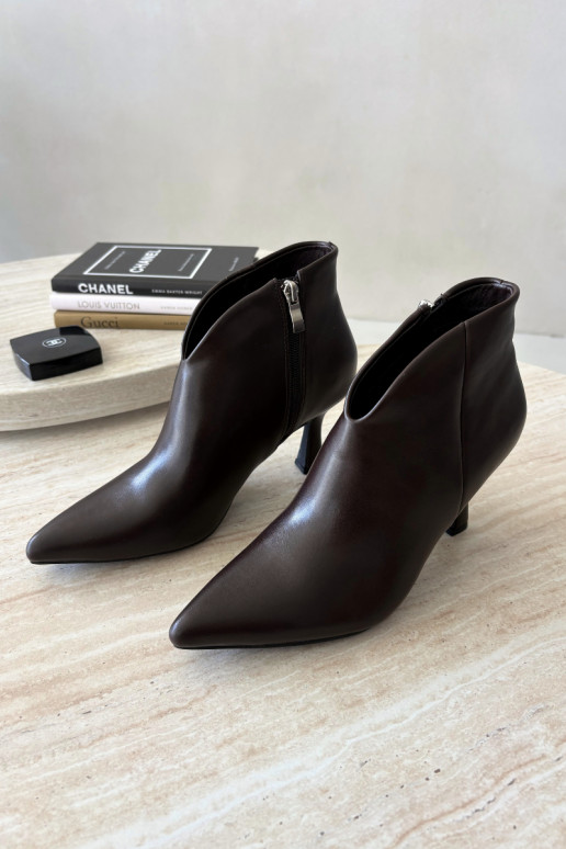 Botines para mujer con tacón delgado y punta afilada en color marrón oscuro Bessia