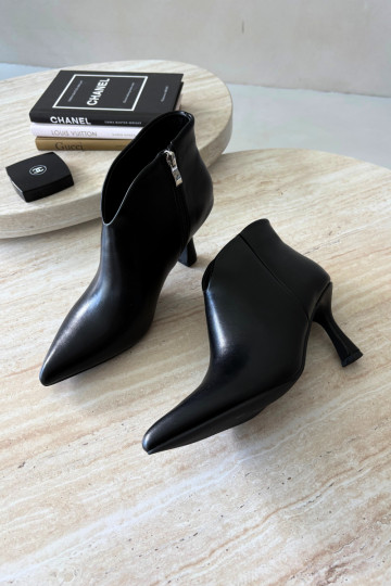 Botines para mujer con tacón delgado y punta afilada en color negro Bessia