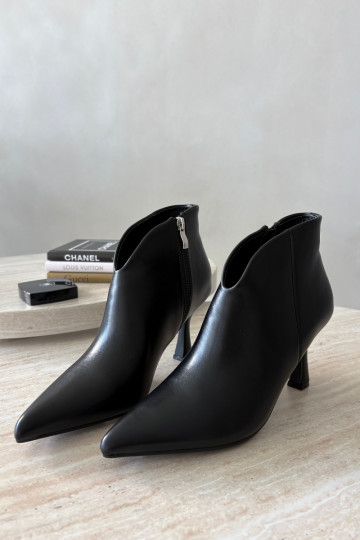 Botines para mujer con tacón delgado y punta afilada en color negro Bessia 2