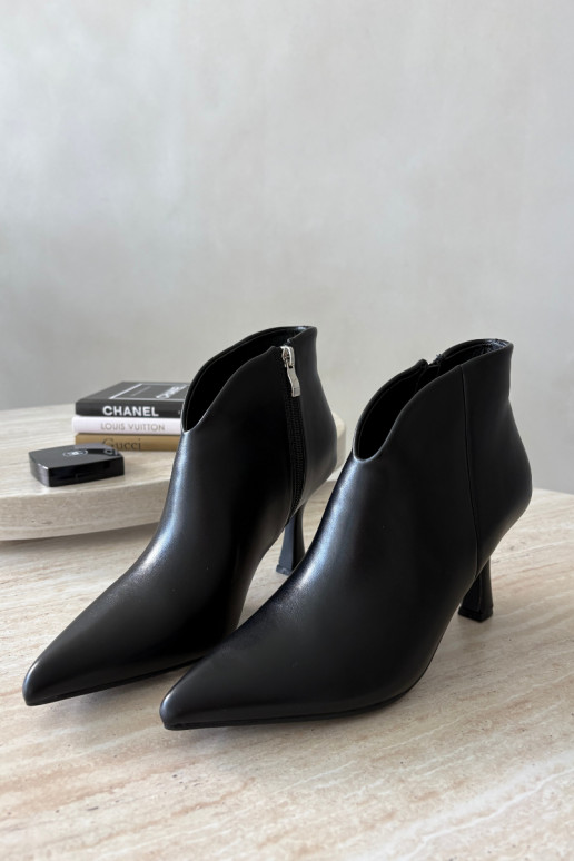Botines para mujer con tacón delgado y punta afilada en color negro Bessia