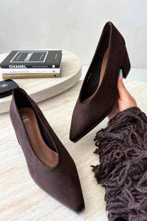 Zapatos con punta afilada y tacones cuadrados en color chocolate Lavisa