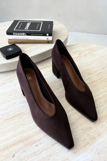Zapatos con punta afilada y tacones cuadrados en color chocolate Lavisa 2