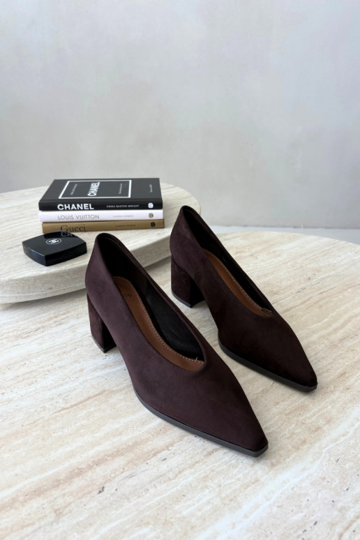 Zapatos con punta afilada y tacones cuadrados en color chocolate Lavisa