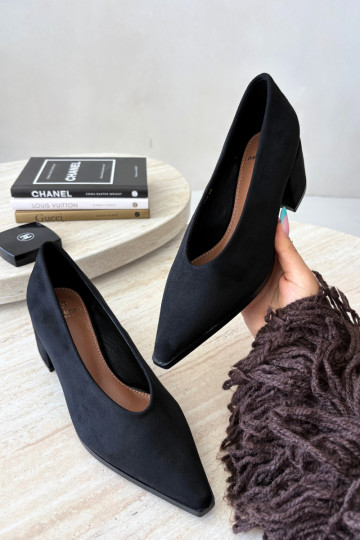 Zapatos con punta afilada y tacones cuadrados en color negro Lavisa