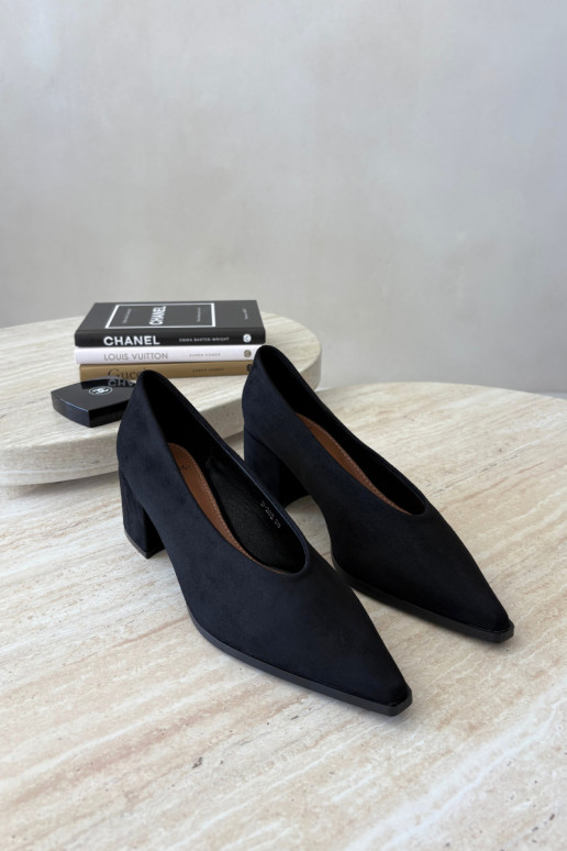 Zapatos con punta afilada y tacones cuadrados en color negro Lavisa