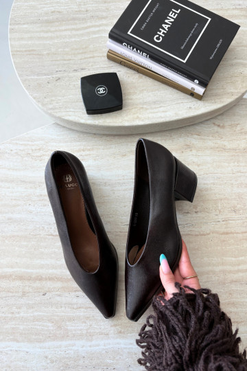 Zapatos con punta afilada y tacones cuadrados de cuero sintético en color marrón oscuro Lavisa