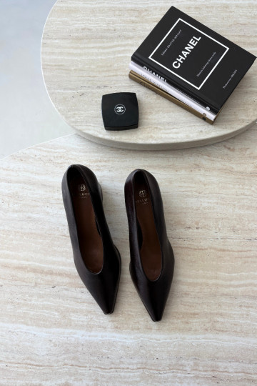 Zapatos con punta afilada y tacones cuadrados de cuero sintético en color marrón oscuro Lavisa 2