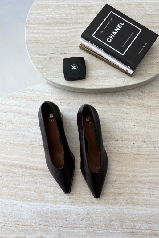 Zapatos con punta afilada y tacones cuadrados de cuero sintético en color marrón oscuro Lavisa