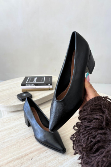 Zapatos con punta afilada y tacones cuadrados de cuero sintético en color negro Lavisa