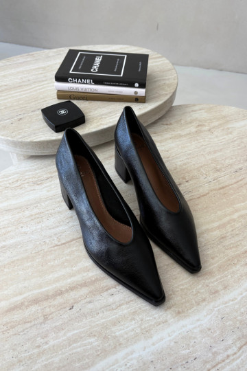 Zapatos con punta afilada y tacones cuadrados de cuero sintético en color negro Lavisa 2