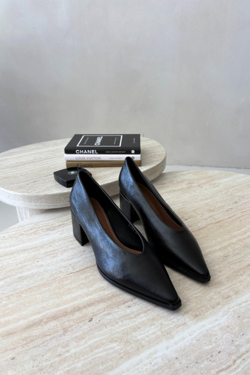 Zapatos con punta afilada y tacones cuadrados de cuero sintético en color negro Lavisa