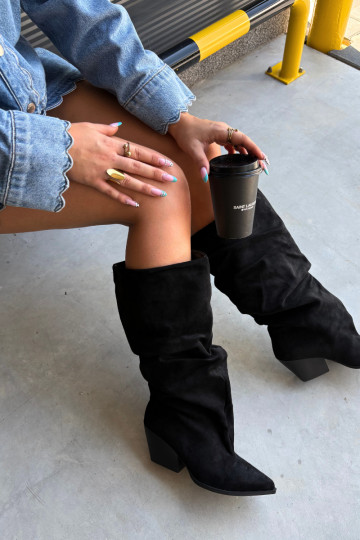 Botas por encima de la rodilla para mujer con parte superior curva y tacones de ante en color negro Durela