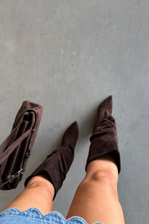 Botas por encima de la rodilla para mujer con parte superior curva y tacones de ante en color chocolate Durela