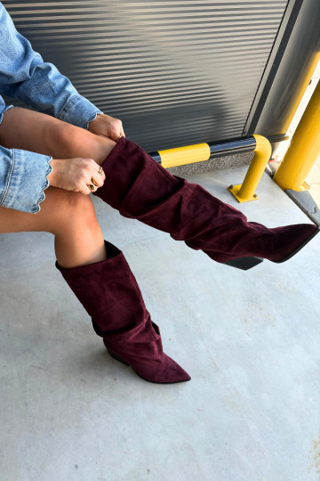 Botas por encima de la rodilla para mujer con parte superior curva y tacones de ante en color burdeos Durela 2
