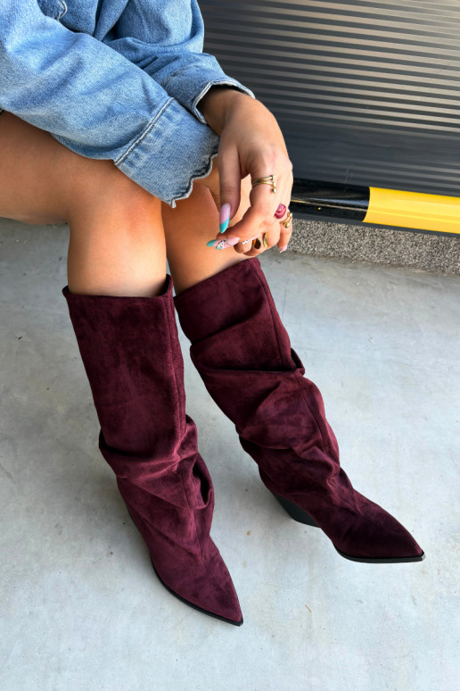 Botas por encima de la rodilla para mujer con parte superior curva y tacones de ante en color burdeos Durela