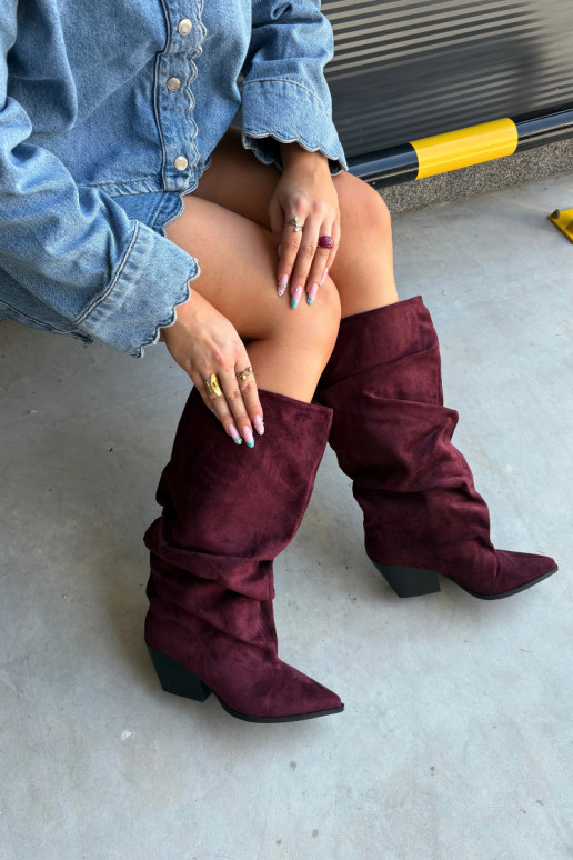 Botas por encima de la rodilla para mujer con parte superior curva y tacones de ante en color burdeos Durela