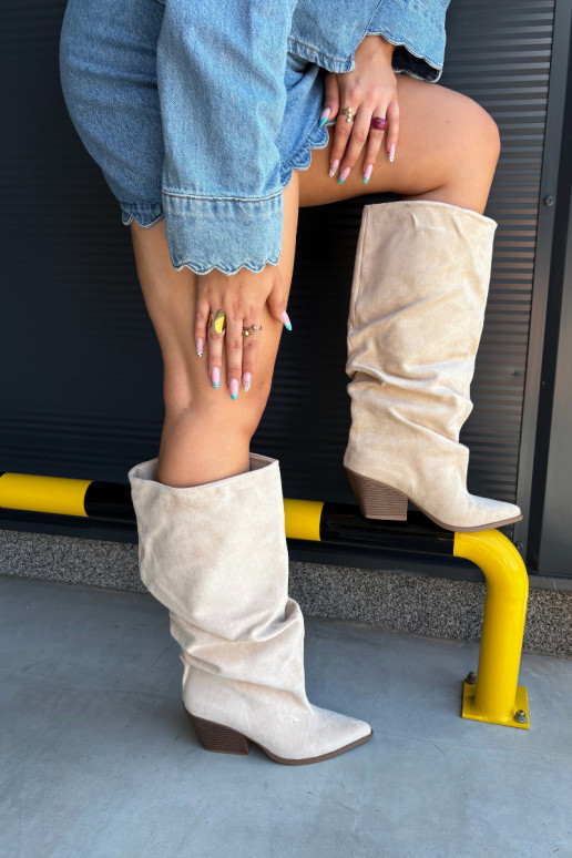 Botas por encima de la rodilla para mujer con parte superior curva y tacones de ante en color arena Durela