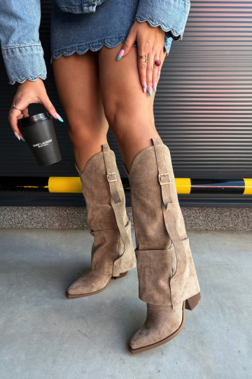 Botas por encima de la rodilla para mujer con tacones, volantes y hebillas en color arena Caster