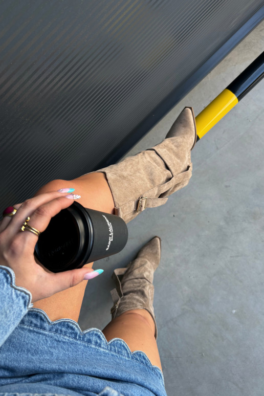 Botas por encima de la rodilla para mujer con tacones, volantes y hebillas en color arena Caster