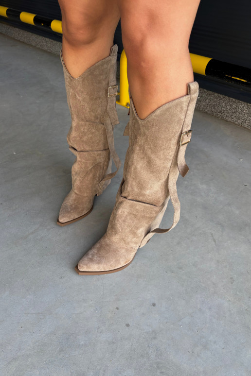 Botas por encima de la rodilla para mujer con tacones, volantes y hebillas en color arena Caster