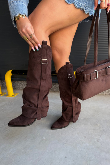 Botas por encima de la rodilla para mujer con tacones, volantes y hebillas en color chocolate Caster