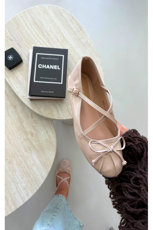 Bailarinas beige de charol con cintas Kokardką