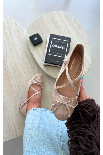 Bailarinas beige de charol con cintas Kokardką 2