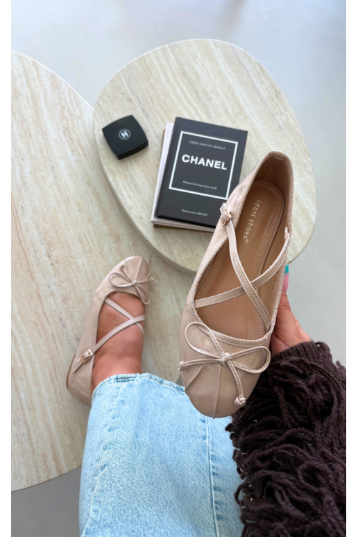Bailarinas beige de charol con cintas Kokardką