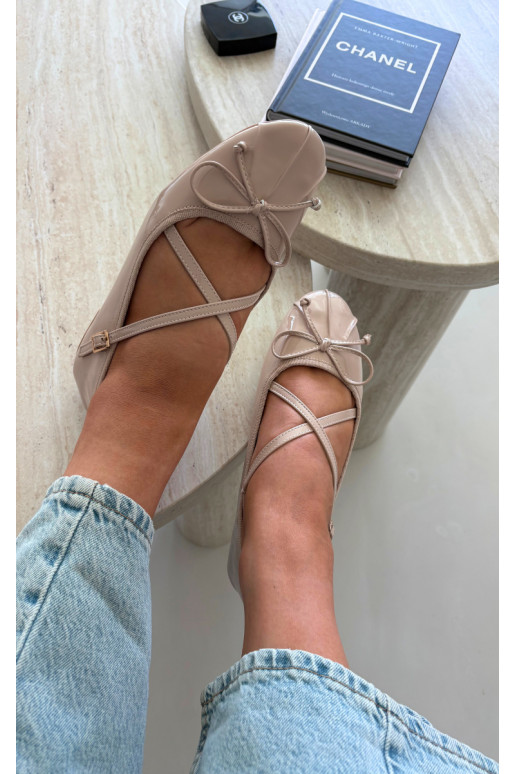 Bailarinas beige de charol con cintas Kokardką