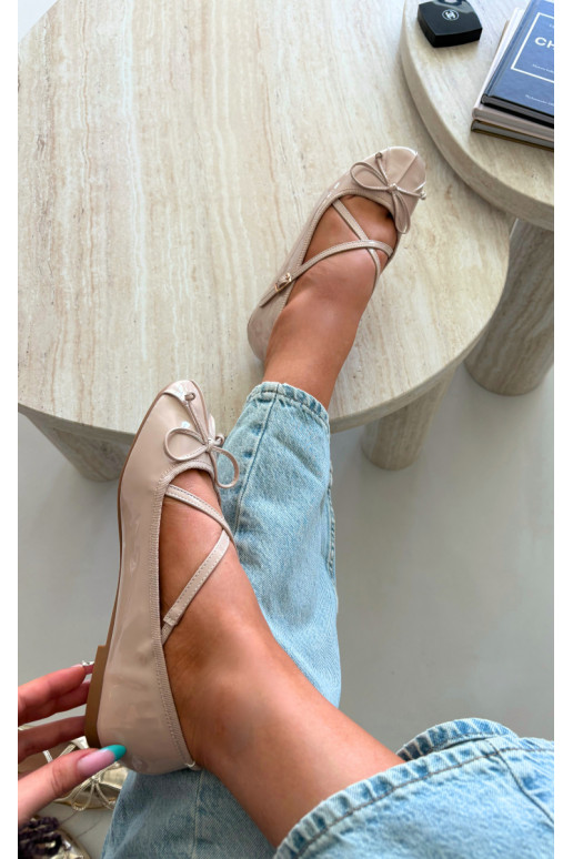 Bailarinas beige de charol con cintas Kokardką