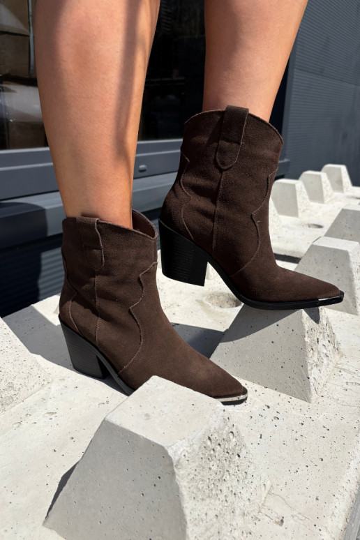 Botas de ante chocolate de estilo cowboy aisladas con tacones Pelsa