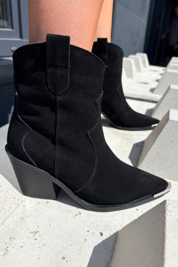 Botas de ante negras de estilo cowboy aisladas con tacones Pelsa