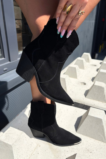Botas de ante negras de estilo cowboy aisladas con tacones Pelsa 2
