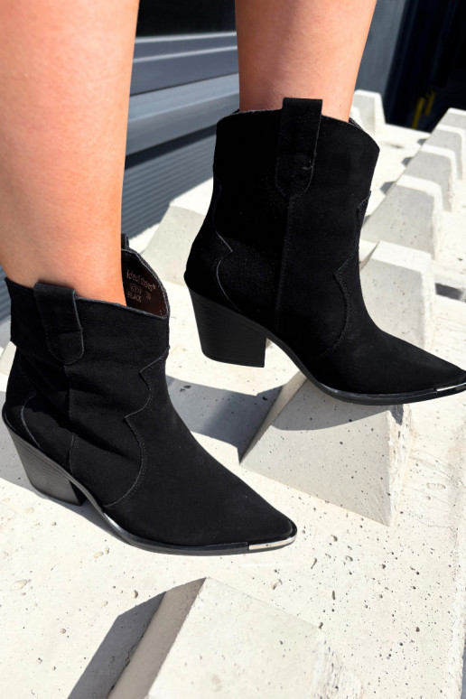 Botas de ante negras de estilo cowboy aisladas con tacones Pelsa