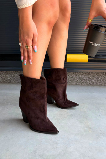 Botines de mujer con punta afilada en color chocolate Hileta