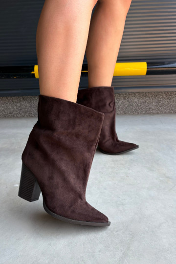 Botines de mujer con punta afilada en color chocolate Hileta 2