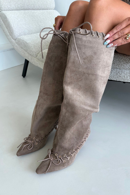 Botas altas con tacón medio de ante sintético con cordones decorativos en color arena Juletta