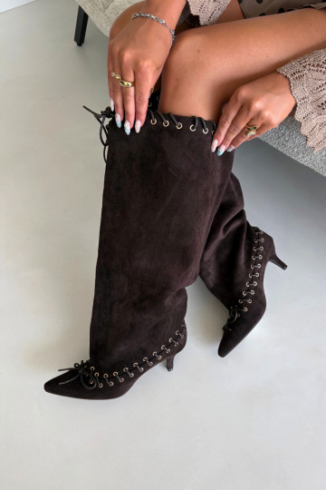 Botas altas con tacón medio de ante sintético con cordones decorativos en color chocolate Juletta 2