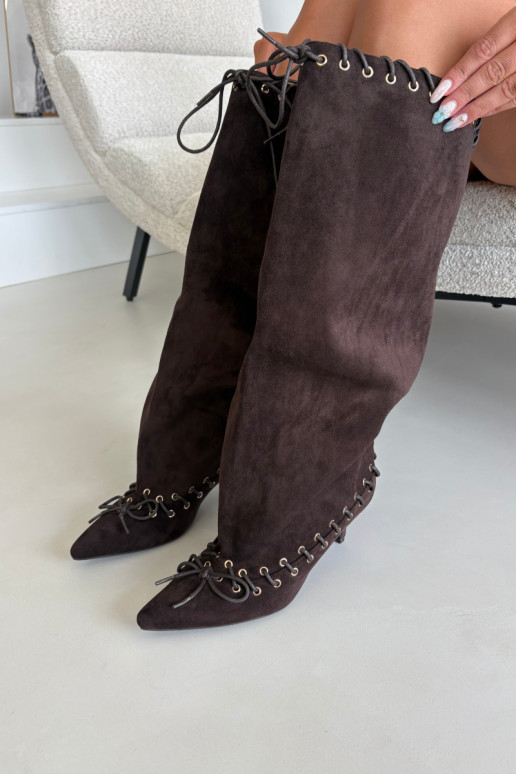 Botas altas con tacón medio de ante sintético con cordones decorativos en color chocolate Juletta