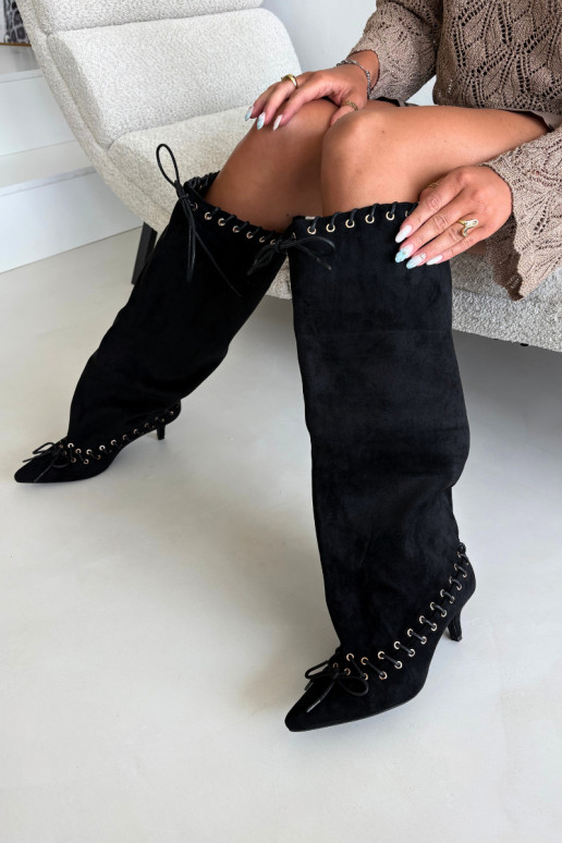 Botas altas con tacón medio de ante sintético con cordones decorativos en color negro Juletta