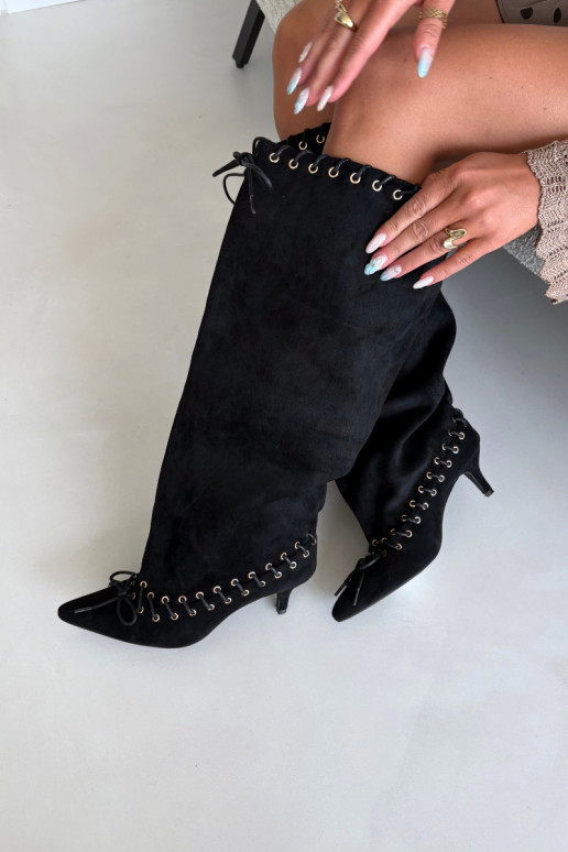 Botas altas con tacón medio de ante sintético con cordones decorativos en color negro Juletta